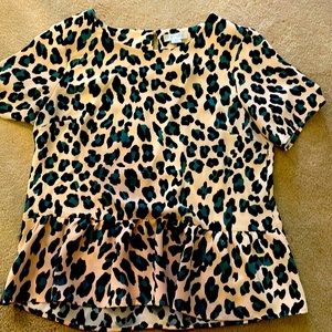 Light pink leopard print top in medium